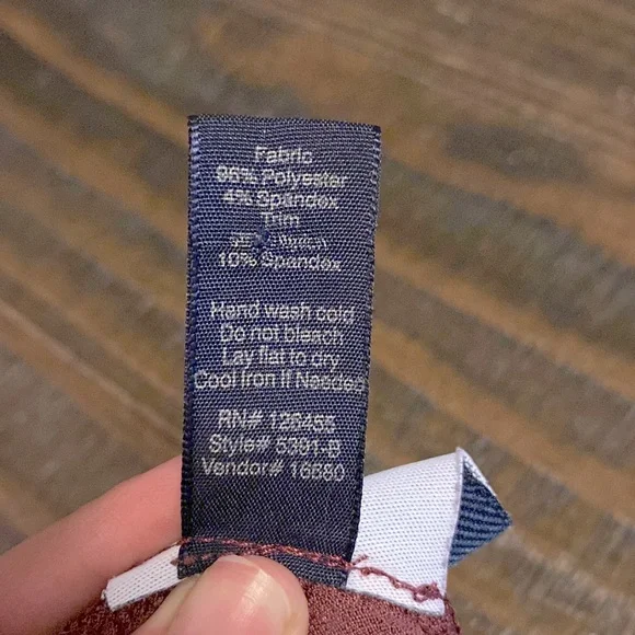 🌸 Daytrip Maroon Top, with knitted razorback. - Picture 3 of 3